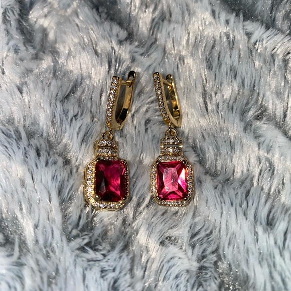 Vanessa Mooney: The Scarlet Earings - Picture 4 of 7